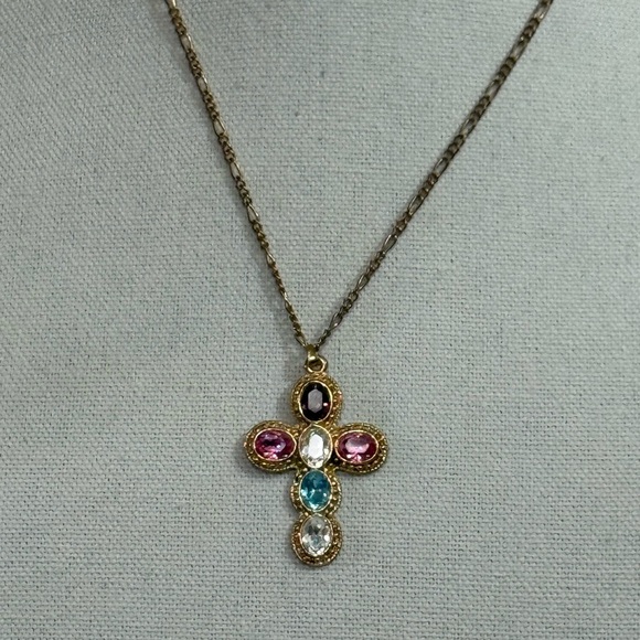 Elegant Gold Cross Pendant Necklace - Picture 3 of 5
